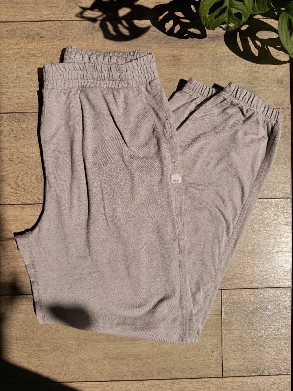 Vuori DreamKnit Performance Joggers – Ultra Soft Heathered Beige